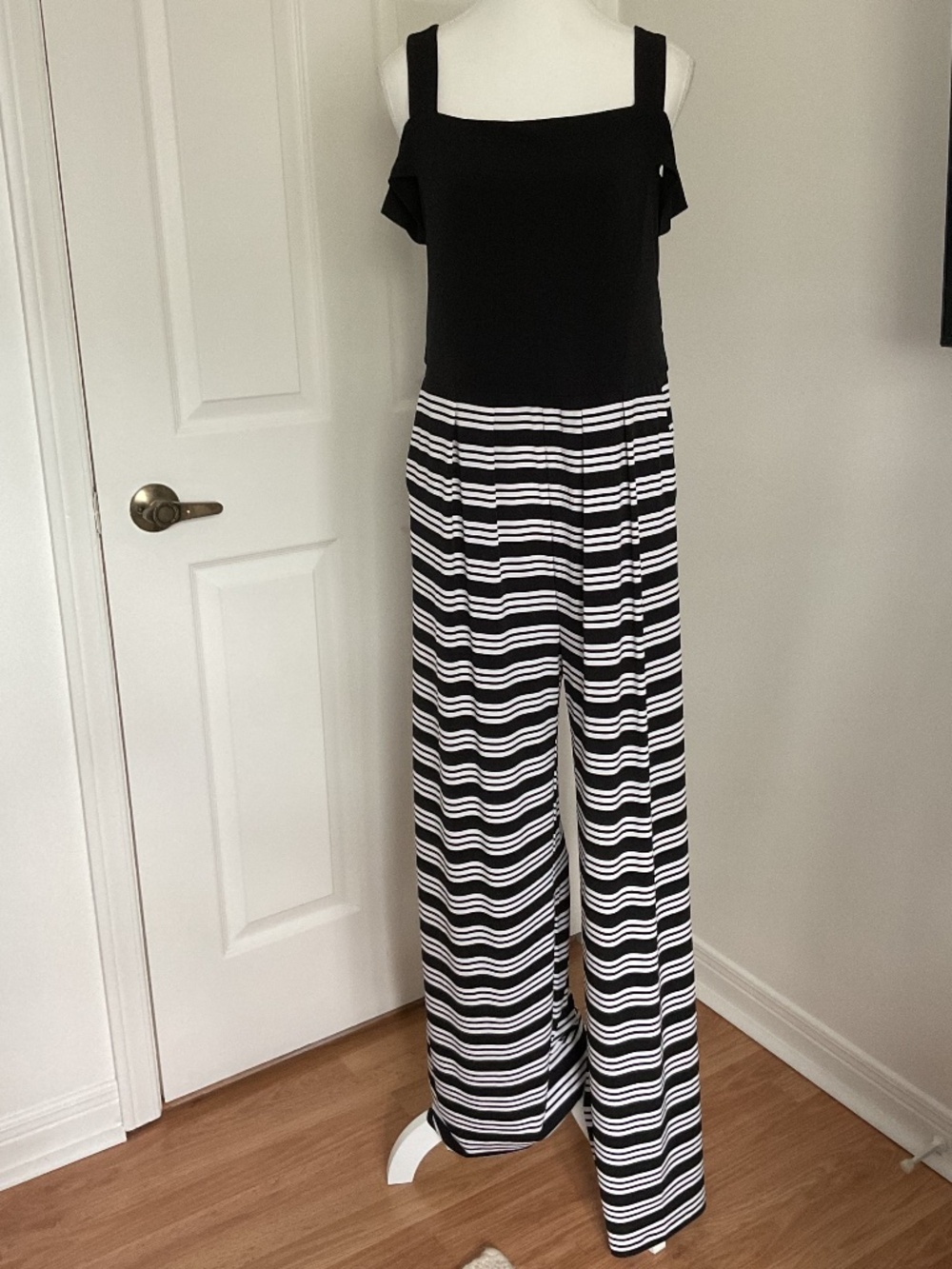 ⭐️Chico’s Black and White Wide Legged Jumpsuit - Chico’s size 1 (8-10)
